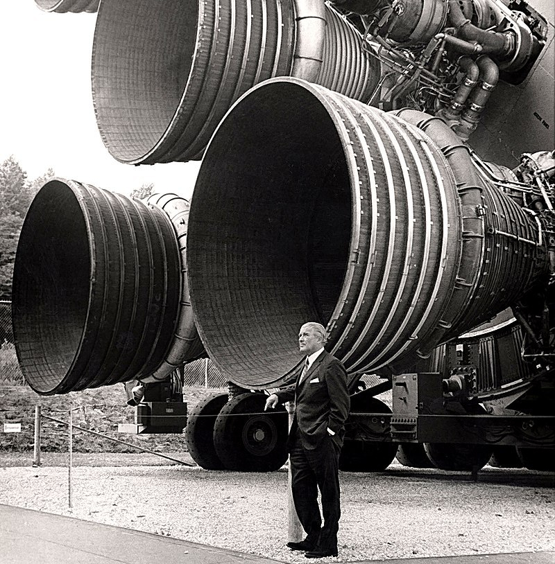 800px-S-IC_engines_and_Von_Braun