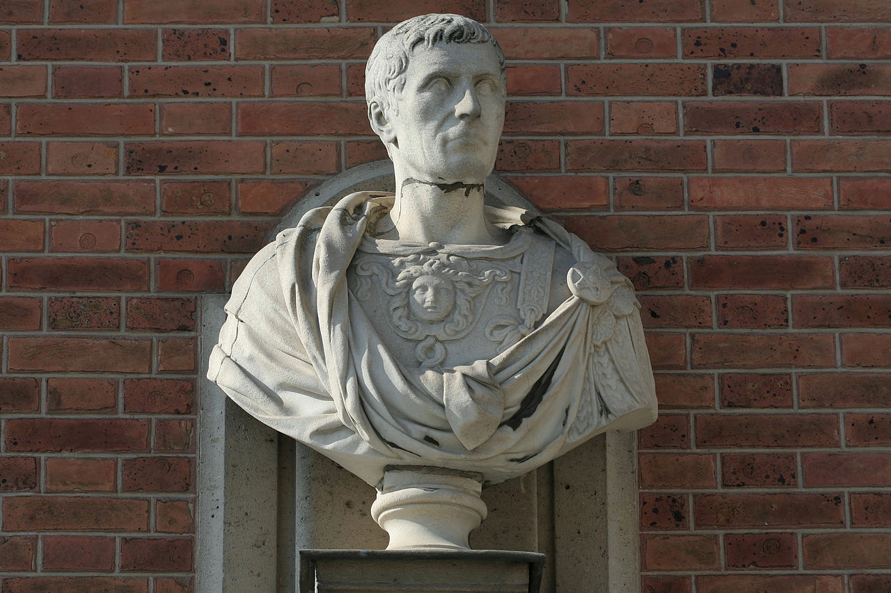 1280px-Château_de_Versailles,_cour_de_marbre,_buste_de_Jules_César,_Vdse_126_02